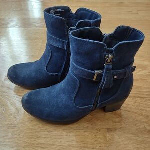 Earth Tori suede booties, EUC size 5.5